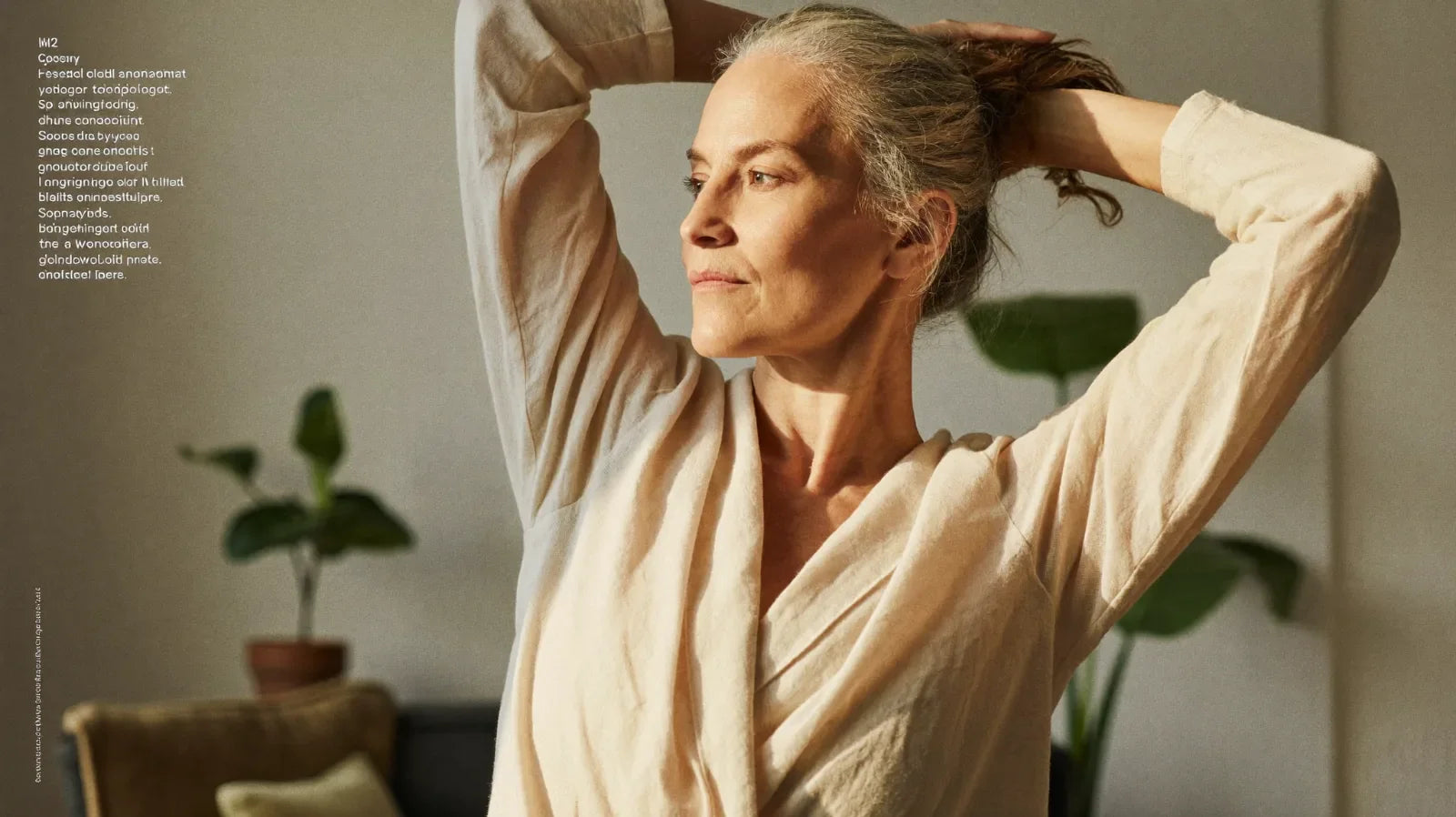 Femme de 50 ans étirant ses bras dans une lumière dorée — douleurs articulaires et ménopause, solutions naturelles