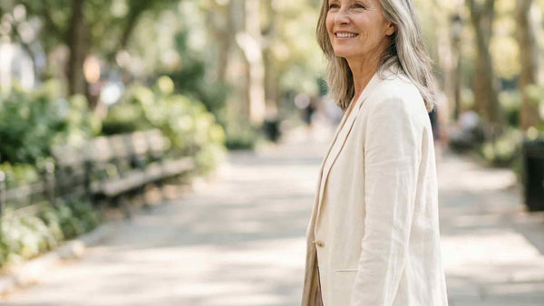 Gynecologue conseillant une femme sur les symptomes de la menopause - guide 45+
